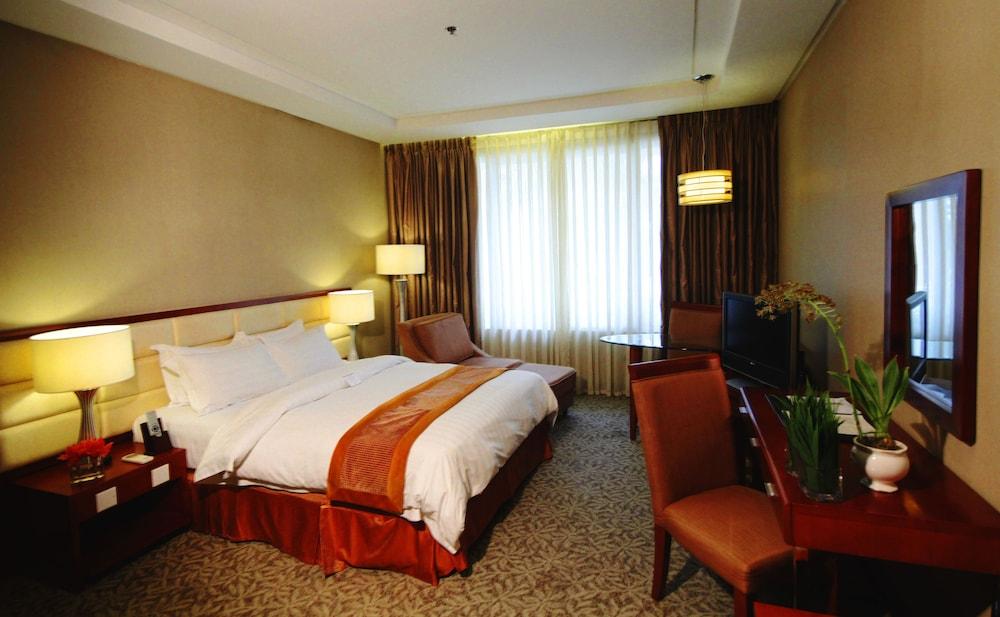 The Avenue Plaza Hotel Naga  Exterior photo